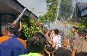 Petugas PMK dibantu relawan dan masyarakat melakukan penyiram untuk mendinginkan puing-puing kebakaran