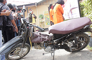 Satu unit sepeda motor milik pelaku ikut diamankan petugas Polsek Loa Kulu