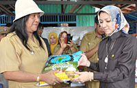 Bupati Kukar Rita Widyasari menyerahkan bantuan sembako secara simbolis untuk korban kebakaran kepada Camat Loa Kulu Hj Rusmina
