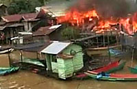 Kobaran api saat melahap pemukiman penduduk di muara sungai Jembayan, Senin (02/12) kemarin 