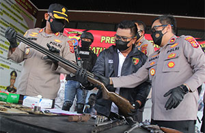 Kapolres Kukar AKBP Irwan M Ginting (kiri) bersama Kasat Reskrim dan Wakapolres memperhatikan senpi laras panjang yang siap dipakai