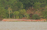 Kondisi kapal LCT KM Niaga Jaya 68 yang kini dalam keadaan terbalik di seberang Desa Rempanga, Kecamatan Loa Kulu