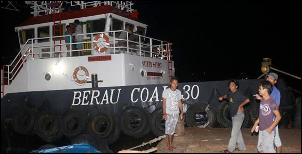 Kapal tugboat Berau Coal 30 saat sandar di Tenggarong usai penyerangan oknum anggota sebuah ormas