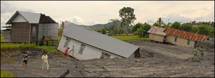 Kondisi rumah warga Loa Kulu yang ambruk akibat longsor akhir pekan lalu