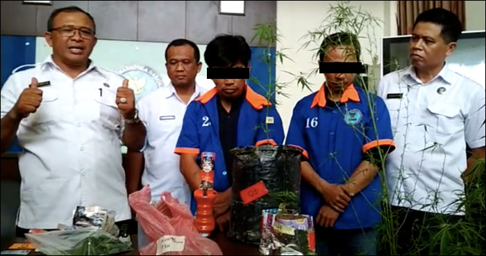 Petugas BNNP Kaltim bersama dua tersangka warga Loa Kulu yang terlibat dalam peredaran narkoba jenis ganja 