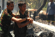 Personel TNI dari Ray Armed-05 BS Jembayan turut membantu upaya pemadaman