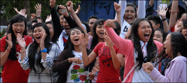 Wajah-wajah tegang dan luapan kegembiraan siswa-siswi SMPN 1 Tenggarong saat pengumuman kelulusan 100% di sekolah mereka