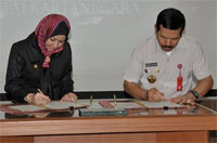 Bupati Kukar Rita Widyasari dan Kepala Lemsaneg Djoko Setiadi saat menandatangani MOU tentang Penyelenggaraan Persandian dan Pengamanan Teknologi Informasi dan Komunikasi