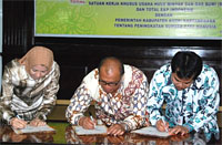 Penandatanganan MOU Peningkatan SDM oleh Bupati Rita Widyasari bersama Executive VP Operations & EKD Manager Total E&P Indonesie Hardy Pramono dan Kepala Perwakilan SKK Migas Kalsul Ngatijan