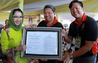 Bupati Kukar Rita Widyasari saat menerima sertifikat keanggotaan IDBF yang diserahkan Senior Officer IDBF, Jason Chen