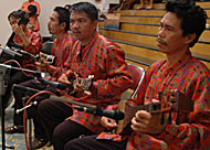 Para anggota Kelompok Seni Budaya Maju Karya saat memainkan musik tingkilan