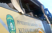 Kaca bus Pemkab Kukar rusak parah setelah dihantam bagian belakang truk pengangkut tabung elpiji 