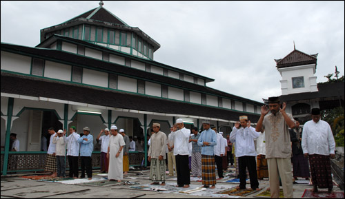 Sebagian jamaah saat melaksanakan salat Ied di halaman Masjid Jami' Hasanuddin