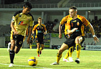 Arif Suyono mencoba menerobos sektor kiri pertahanan Sriwijaya FC