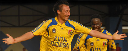 Duet Franco Hita dan Bationo Germain sukses menyumbangkan 3 gol bagi kemenangan Mitra Kukar atas Persikota Tangerang di Stadion Badak, Pandeglang