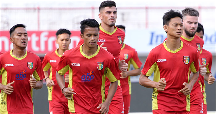 Pemain Mitra Kukar saat melakukan latihan resmi di Stadion Dipta, Gianyar, Minggu (14/10) sore, sebagai persiapan hadapi Bali United FC