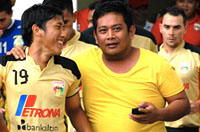 Manajer Tim Mitra Kukar Roni Fauzan (kanan) bersama Ahmad Bustomi