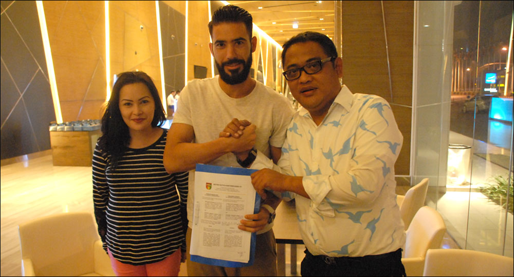 Cristobal Marquez Crespo bersama Ketua Umum Mitra Kukar Endri Erawan dan Direktur Marketing Mitra Kukar Ria Handayani usai penandatanganan kontrak