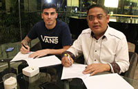 Fernando dan Endri Erawan saat menandatangani kontrak di Johor Bahru, Malaysia, tadi malam