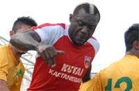 Herman Dzumafo akan tampil sebagai striker tunggal dalam laga menghadapi Perseru Serui sore ini