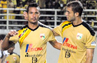 Pemain Mitra Kukar Raphael Maitimo (kiri) dan Reinaldo Lobo (kanan), serta Zulkifli Syukur mendapat kesempatan menjajal Juventus bersama skuad ISL Star