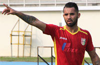 Striker anyar asal Brazil, Marlon Da Silva De Moura, sukses menjebol gawang Persib Bandung pada menit ke-28 