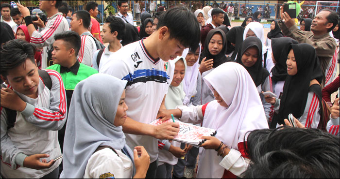 Para pemain Mitra Kukar dengan sabar melayani permintaan tanda tangan dan foto bersama oleh para siswa-siswi SMKN 2 Tenggarong