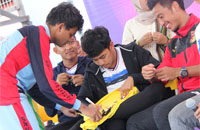 Salah seorang pelajar SMKN 1 Tenggarong memanfaatkan kedatangan pemain Mitra Kukar untuk meminta tanda tangan