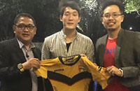 CEO Mitra Kukar Endri Erawan (kiri) bersama Oh In Kyun dari Korea Selatan yang mengisi kuota 1 pemain asing asal Asia