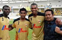 Manajer Tim Mitra Kukar Roni Fauzan (kanan) optimis timnya mampu meraup poin penuh atas Persela Lamongan