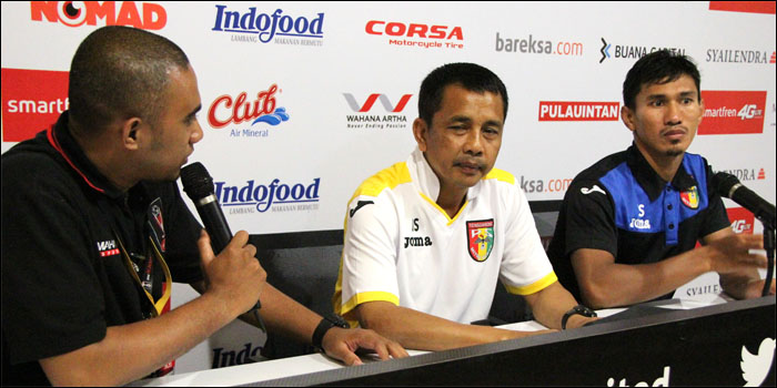 Pelatih Mitra Kukar Jafri Sastra (tengah) bertekad untuk meraih kemenangan atas PSM Makassar di leg pertama babak perempat final Piala Presiden 2015