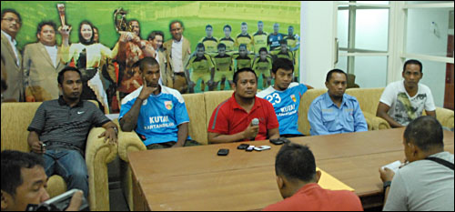Manajemen dan pemain Mitra Kukar secara bulat memutuskan untuk berkompetisi di Indonesian Super League 2011/2012