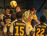 Franco Hita dan pemain Semen Padang saling berebut bola hasil tendangan sudut