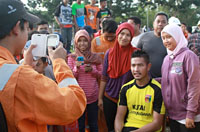 Jajang Mulyana diserbu remaja di Kecamatan Samboja untuk foto bersama