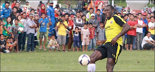 Striker Mitra Kukar Herman Dzumafo saat beraksi dalam laga uji coba di Samboja. Kehadiran para pemain Mitra Kukar mendapat sambutan antusias warga setempat