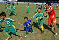 Isnan Ali mengajak sejumlah bocah melakukan latihan fisik dengan cara bermain