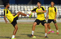 Para pemain Mitra Kukar akan berlatih selama dua pekan di Stadion Rondong Demang sebelum melakoni 2 laga tandang di Papua