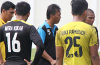 Pelatih sementara Mitra Kukar, Sukardi, memberikan arahan kepada para pemain pada sesi latihan di Stadion Aji Imbut 