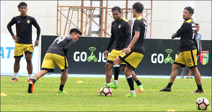 Pemain Mitra Kukar menjalani latihan sebagai persiapan menghadapi Madura United di Stadion Aji Imbut, Sabtu (02/09) kemarin