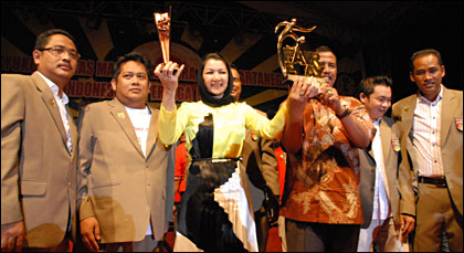 Manajemen Mitra Kukar bersama Bupati Rita Widyasari dan Wabup HM Ghufron Yusuf yang mengusung trofi Juara III Liga Ti-Phone 2010/2011 dan trofi tim Fair Play