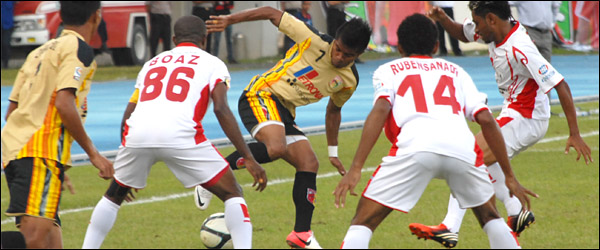 Para pemain Persipura langsung mengurung Zulham Zamrun sebelum sempat memberikan umpan ke rekan-rekannya. Persipura akhirnya berhasil menumbangkan Mitra Kukar di Stadion Aji Imbut dengan skor 3-0