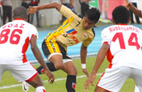 Zulham Zamrun saat dikepung para pemain Persipura di Stadion Aji Imbut musim lalu