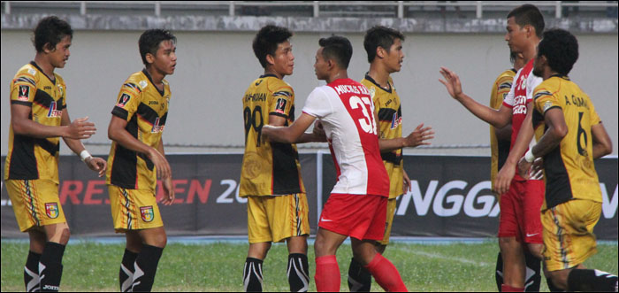 Pemain Mitra Kukar saat bertemu PSM Makassar di perempatfinal Piala Presiden 2015. Kini kedua tim akan bentrok di fase grup Piala Jenderal Sudirman