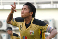 Ali Surahman menjadi penentu kemenangan Mitra Kukar U-21 setelah sukses melakukan eksekusi penalti di menit 32