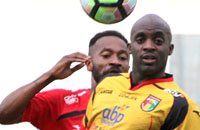 Duel marquee player antara Mohamed Sissoko (Mitra Kukar) dan Didier Zokora (Semen Padang FC)