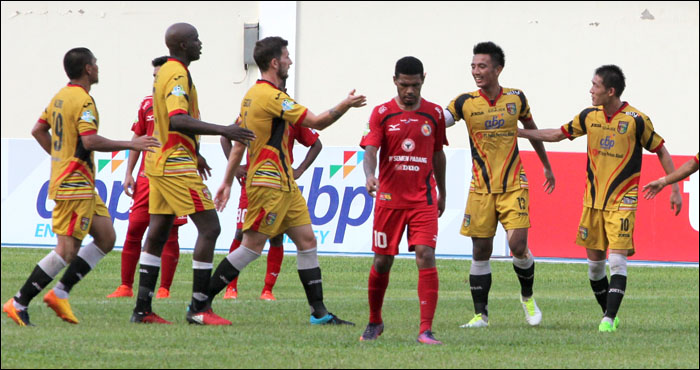 Pemain Mitra Kukar merayakan gol yang diciptakan Oh In Kyun (kanan). Gol tunggal In Kyun membawa Mitra Kukar raih kemenangan 1-0 atas Semen Padang FC