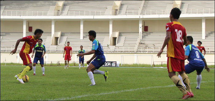 Suasana pertandingan uji coba antara Mitra Kukar kontra PS Perikanan Samarinda di Stadion Aji Imbut, Tenggarong Seberang, Selasa (21/04) kemarin 