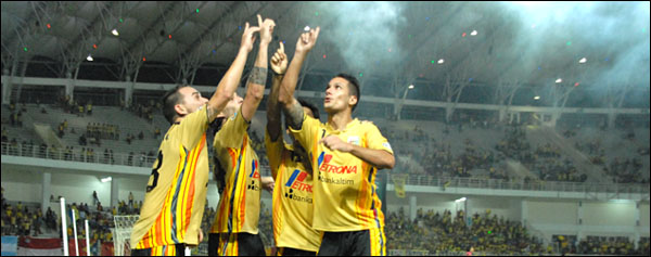 Paolo Frangipane, Bustomi dan Raphael Maitimo melakukan selebrasi atas gol yang diciptakan Esteban Herrera dari titik putih