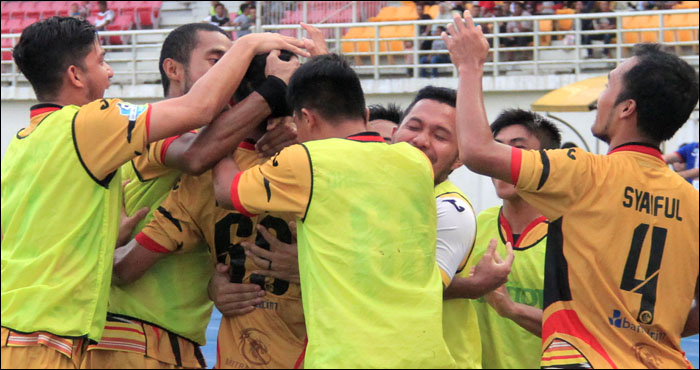 Para pemain Mitra Kukar merayakan gol penentu kemenangan yang dicetak Andre Agustiar pada menit 83'