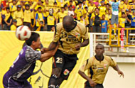 Sundulan Mbom Julien dalam waktu 40 detik setelah kick off menjadi gol tercepat Mitra Kukar di musim 2010/2011